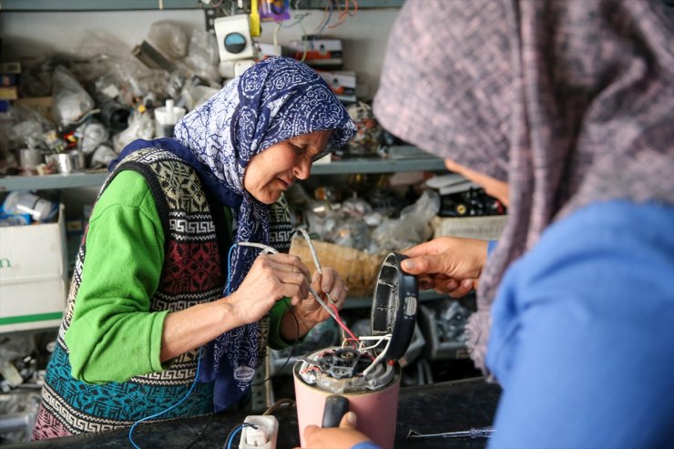 Gelinle kaynana elektrikli ev aletlerini tamir ediyor