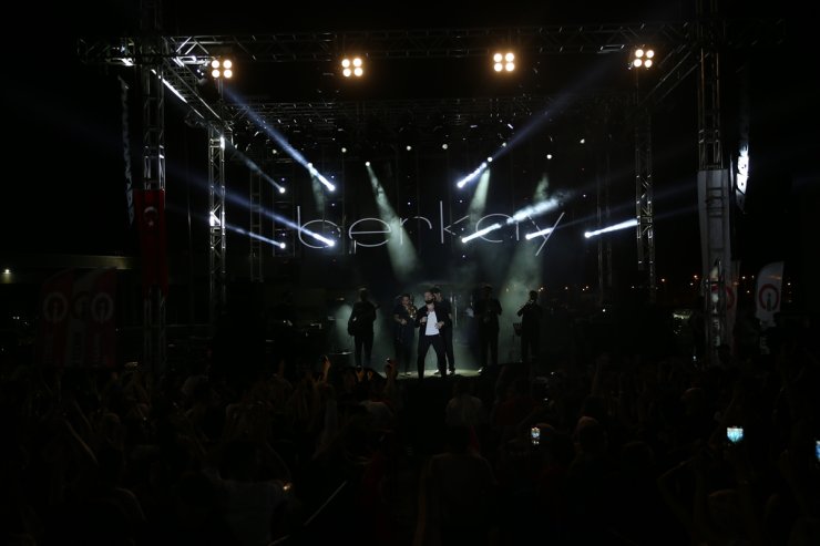 Hatay'da Gençlik Festivali'nde şarkıcı Berkay konser verdi