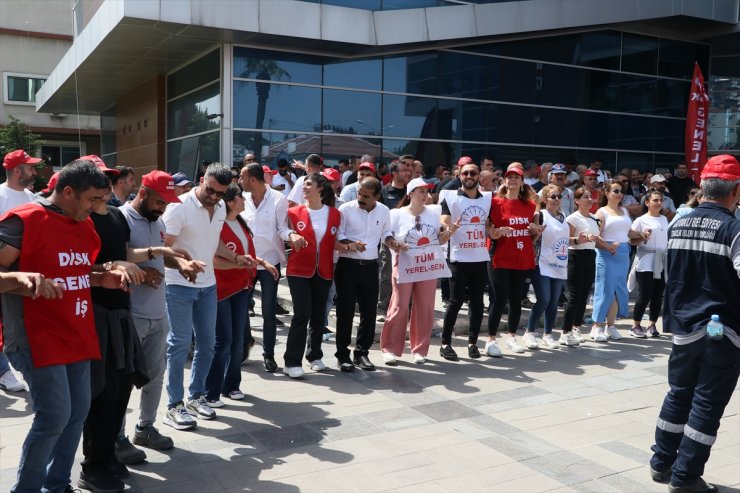 İzmir'de maaşlarını eksik alan belediye çalışanları eylemlerini sürdürüyor