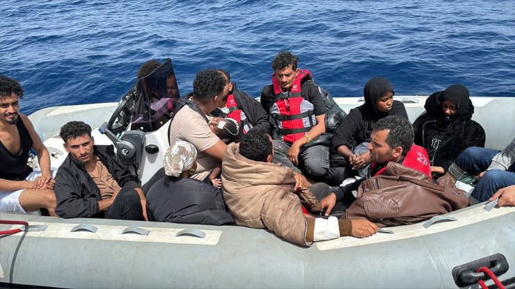 Muğla açıklarında sürüklenen bottaki 30 düzensiz göçmen kurtarıldı