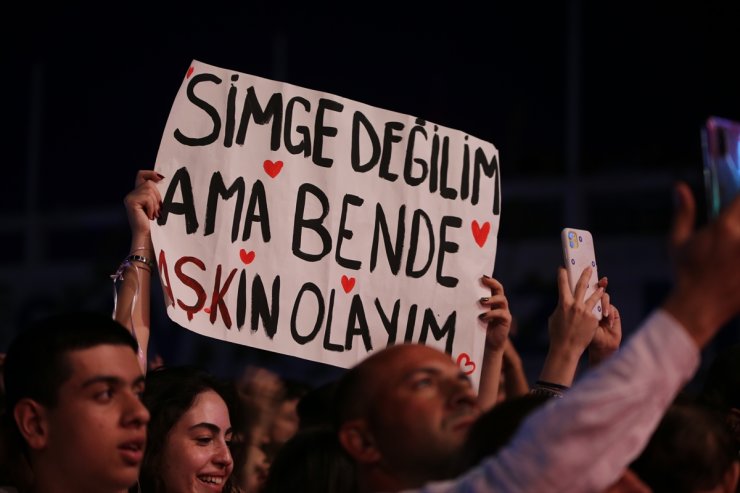 Şarkıcı Simge, Aydın'da 19 Mayıs dolayısıyla konser verdi