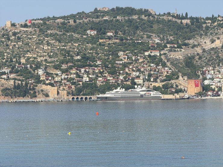 Yolcu gemisi "L'austral" Alanya Limanı'na demirledi