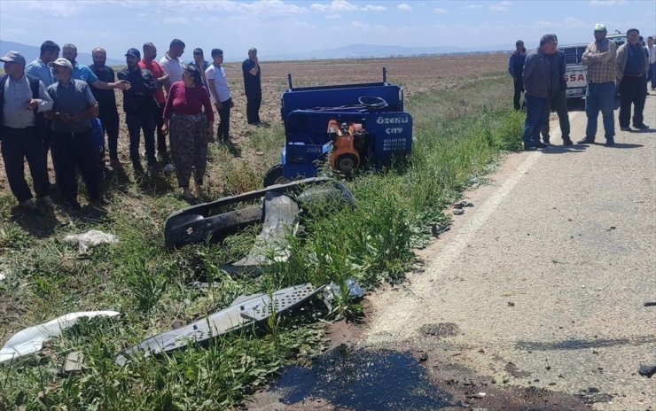 Afyonkarahisar'da hafif ticari araç ile tarım aracının çarpışması sonucu 2 kişi öldü, 2 kişi yaralandı