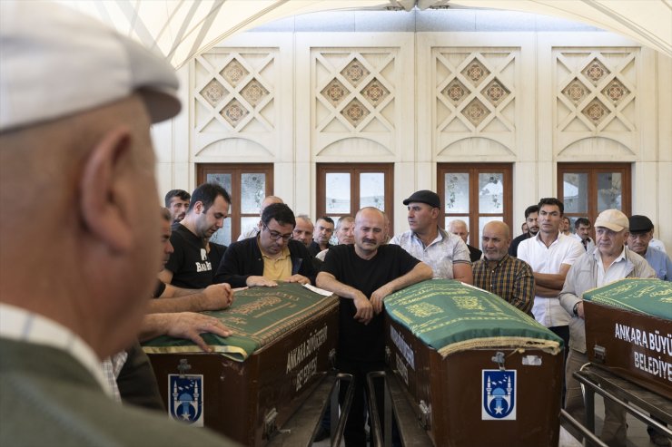 Ankara'da üzerlerine inşaat kalıbı düşmesi sonucu ölen baba ve oğlu defnedildi