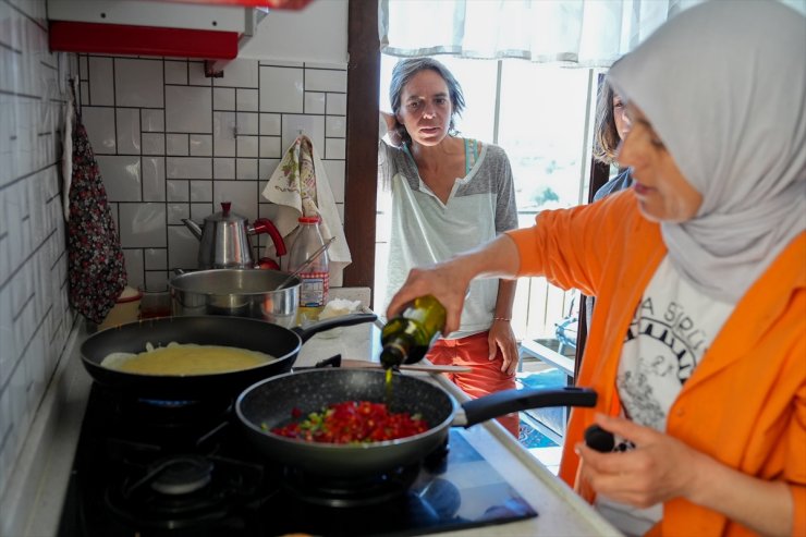 Bisiklet tutkunu kadın, bisikletli turistleri evinde misafir ediyor