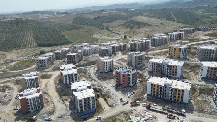 Hatay Valisi Mustafa Masatlı, yapımı devam eden deprem konutlarını inceledi