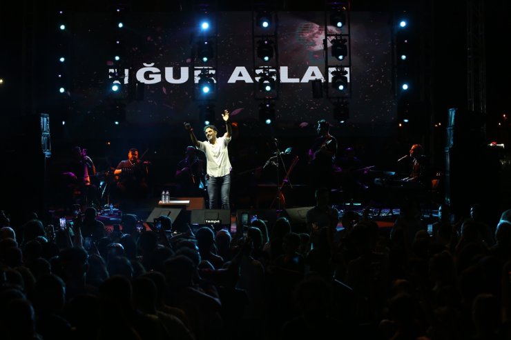 Hatay'da Gençlik Festivali'nde Uğur Aslan konser verdi