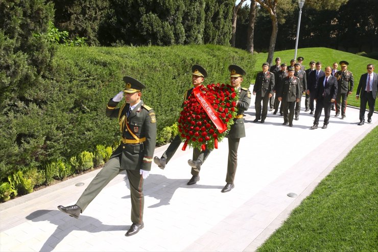 Kara Kuvvetleri Komutanı Orgeneral Bayraktaroğlu, Bakü'de şehitlikleri ziyaret etti