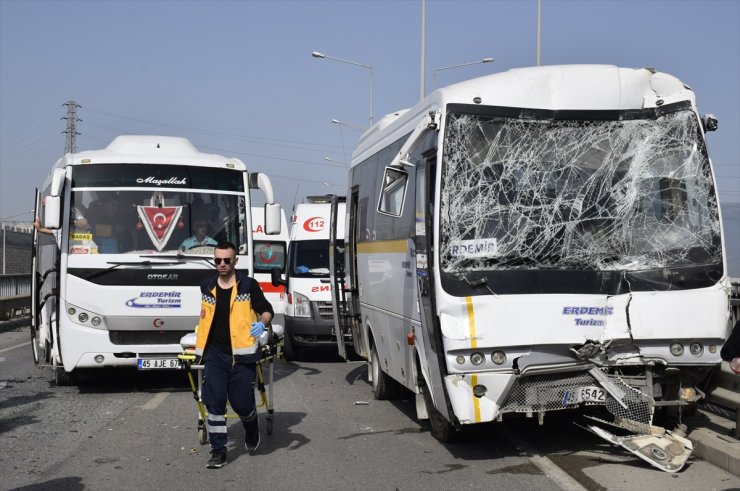 GÜNCELLEME - Manisa'da iki servis midibüsü ile otobüsün çarpışması sonucu 35 kişi yaralandı