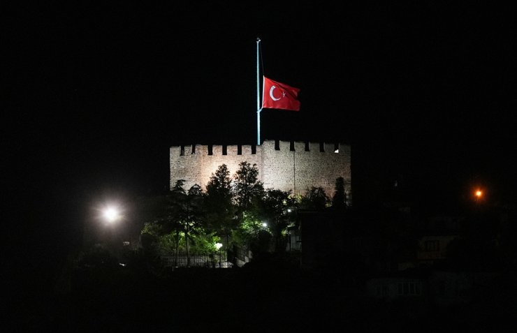 İran Cumhurbaşkanı Reisi'nin hayatını kaybetmesinin ardından Ankara'da bayraklar yarıya indirildi