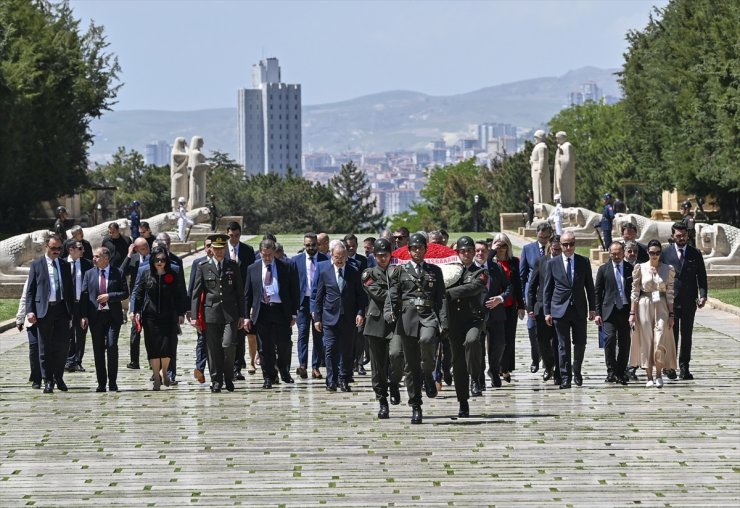 Romanya Başbakanı Ciolacu, Anıtkabir'i ziyaret etti