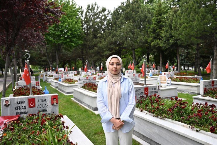 Şehitlere vefa için mezarlarını ziyaret ediyor