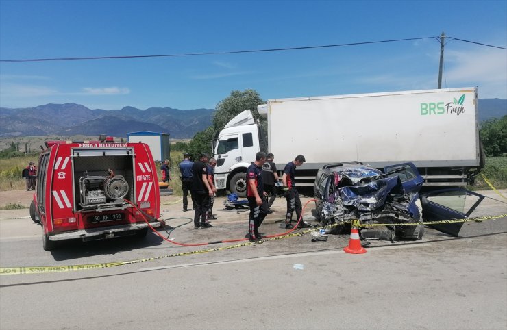 Tokat'ta otomobil kamyonla çarpıştı, 1 kişi öldü, 1 kişi yaralandı