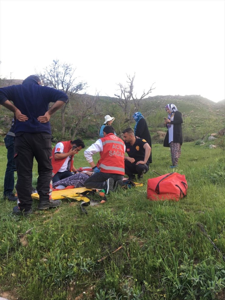 Van'da yaylada bacağından yaralanan kadın ambulans helikopterle hastaneye kaldırıldı