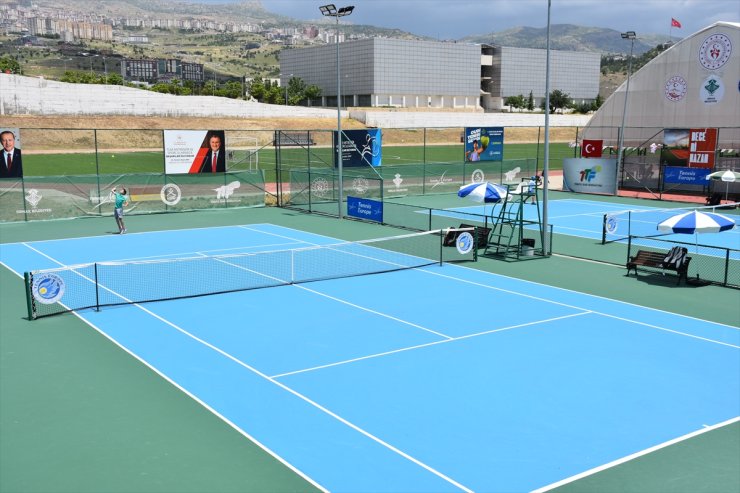 3. Uluslararası Cudi Cup Tenis Turnuvası'na çeyrek final maçlarıyla devam edildi