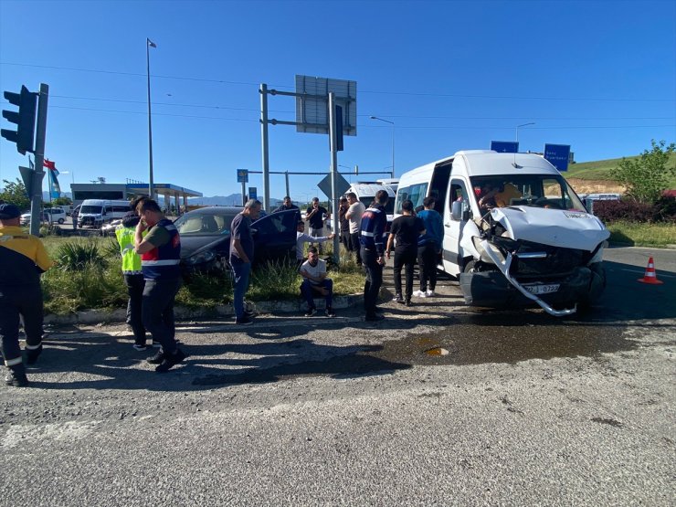 Bingöl'de işçi servisi ile otomobil çarpıştı, 10 kişi yaralandı