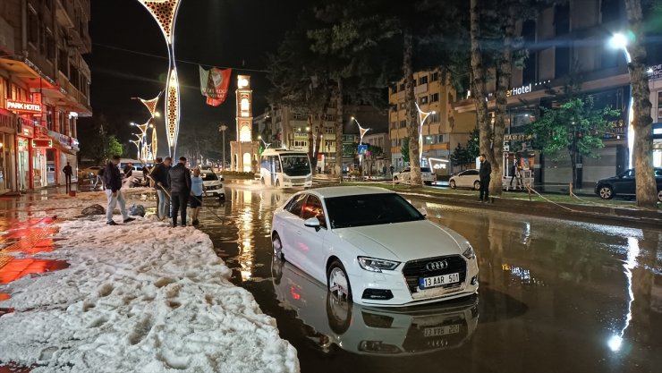 Bitlis'te sağanak ve dolu etkili oldu