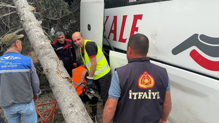 Isparta'da refüjdeki ağaca çarpan yolcu otobüsündeki 11 kişi yaraladı