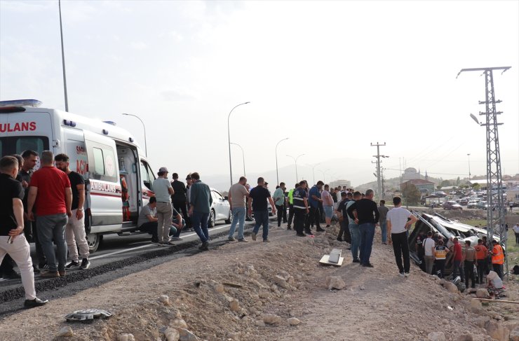 Kütahya'da devrilen yolcu minibüsündeki 13 kişi yaralandı