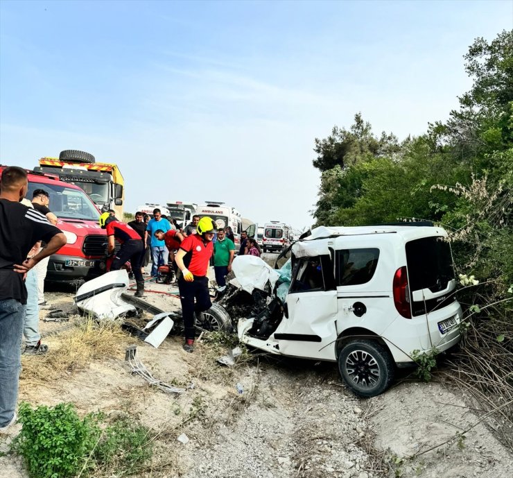Mersin'de kamyonla çarpışan hafif ticari araçtaki 1 kişi öldü, 1 kişi yaralandı