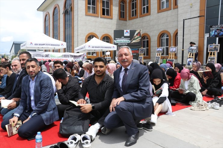 Ağrı'da üniversite öğrencileri oturma eylemleriyle Filistinlilerle dayanışma gösteriyor