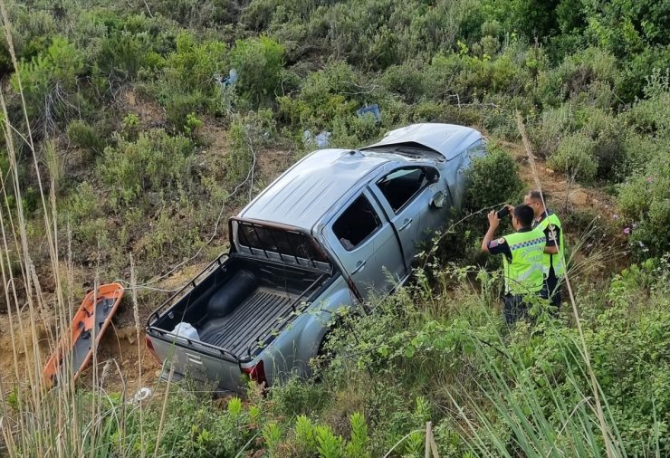 Antalya'da uçuruma yuvarlanan kamyonetteki 1 kişi öldü, 3 kişi yaralandı