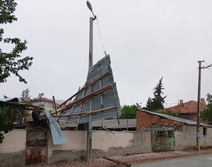 Burdur'da etkili olan şiddetli rüzgarda seralar zarar gördü