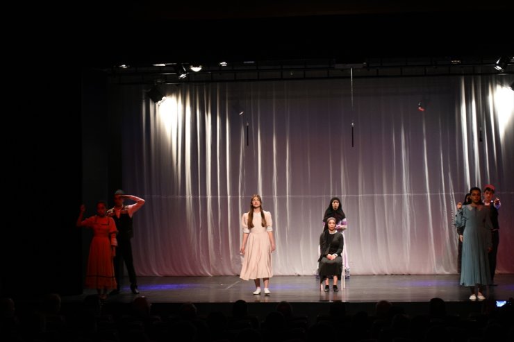 Erzurum'da öğrenciler tiyatro oyununda Milli Mücadele kahramanlarını canlandırdı