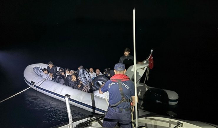 İzmir açıklarında 16 düzensiz göçmen kurtarıldı, 32 yabancı uyruklu yakalandı