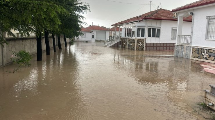 Konya'da dolu ve sağanak hayatı olumsuz etkiledi