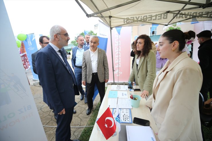 Sakarya'da üniversite öğrencileri "Kariyer Zirvesi"nde sektör temsilcileriyle buluştu