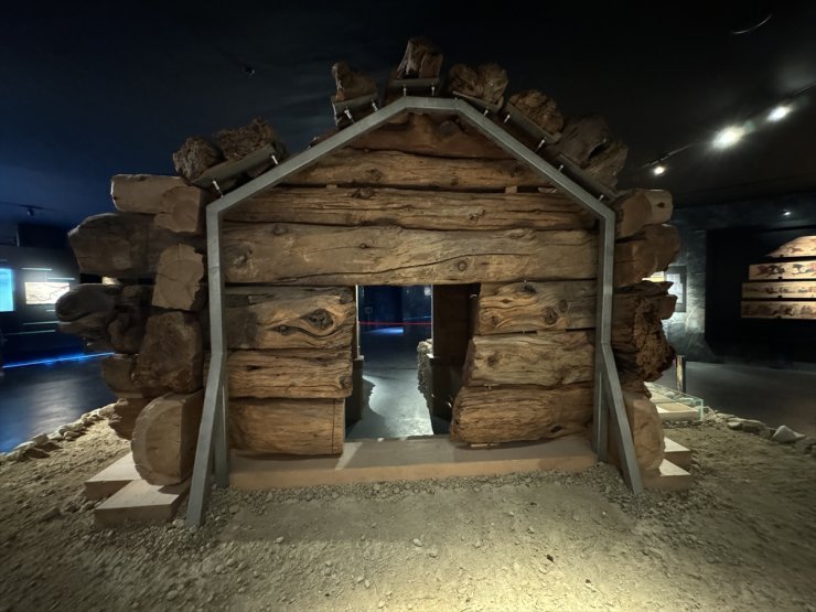 Afyonkarahisar Müzesi'ndeki "ahşap mezar odası" Antik Çağ'ın izlerini taşıyor