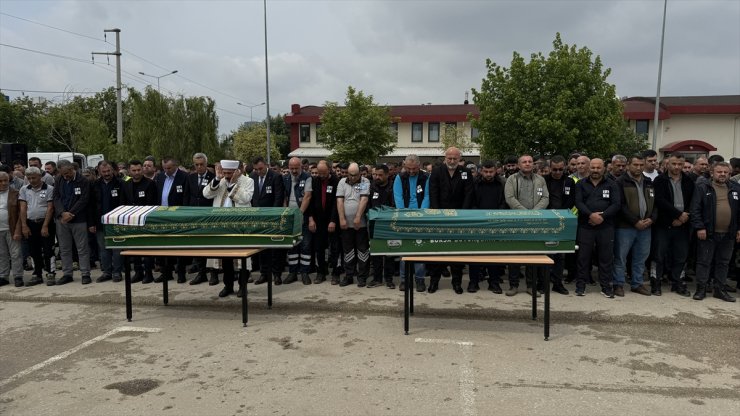 GÜNCELLEME - Bursa'da karşı şeride geçerek otomobille çarpışan araçtaki 2 kişi öldü