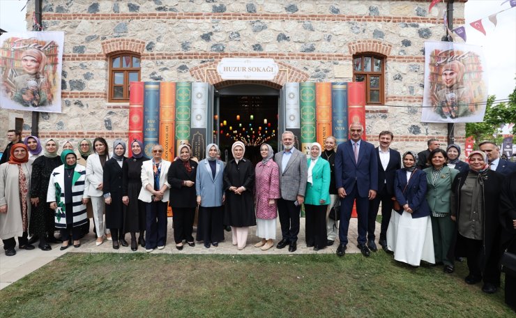 Emine Erdoğan, Şule Yüksel Şenler Vakfı Kitap ve Kültür Günleri etkinlik alanını ziyaret etti
