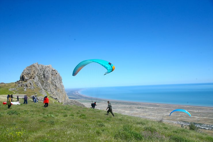 Azerbaycan'da yamaç paraşütü sporu yaygınlaşıyor