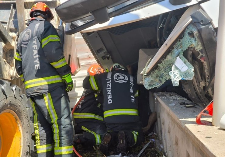 Denizli'de devrilen kamyonun sürücüsü hayatını kaybetti