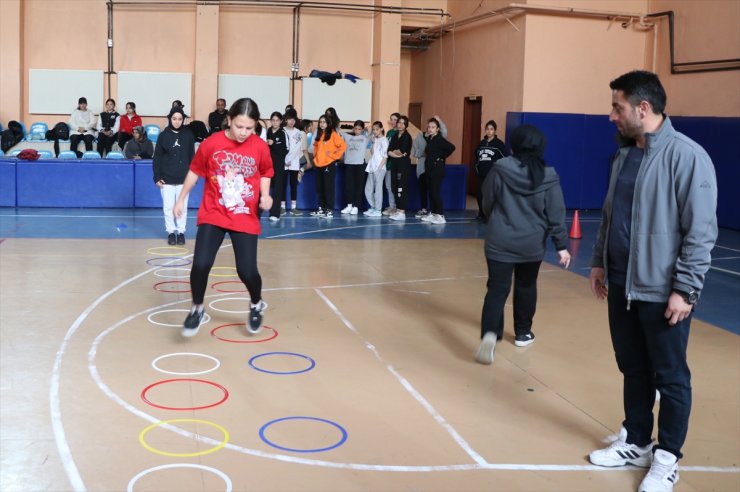 Erzurum'da gönüllü öğretmenler hafta sonu kurslarıyla çocuklara spor aşılıyor