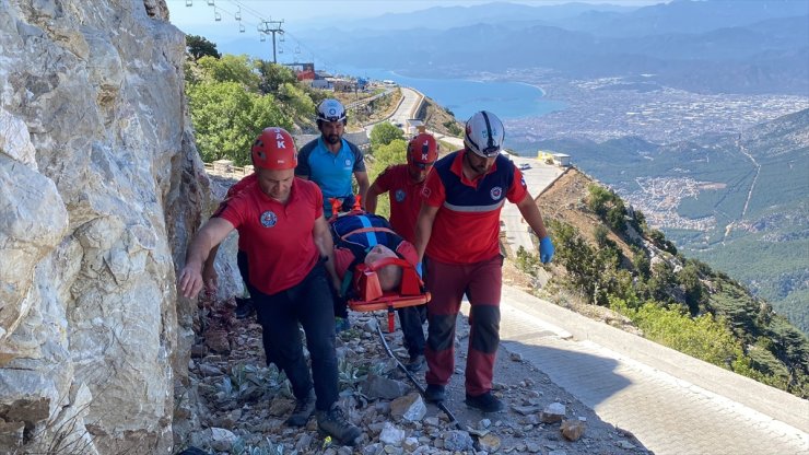 Fethiye'de kayalıklara düşen İngiliz yamaç paraşütü pilotu yaralandı