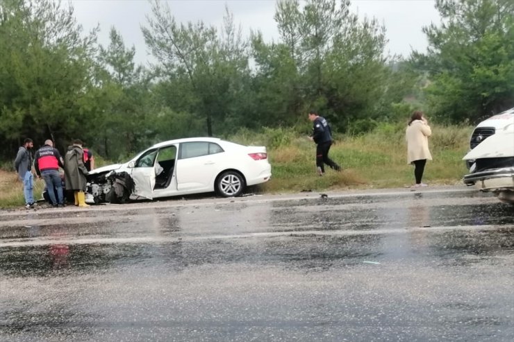Osmaniye'de iki otomobilin çarpıştığı kazada 4 kişi yaralandı