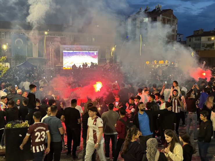 TFF 2. Lig'e yükselen Çimentaş Elazığspor'un taraftarları şampiyonluğu kutladı