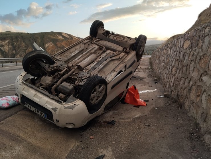 Sivas'ta devrilen hafif ticari araçtaki 1 kişi öldü, 2 kişi yaralandı