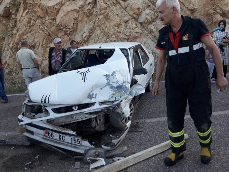 Tokat'ta çarpışan hafif ticari araç ile otomobildeki 6 kişi yaralandı