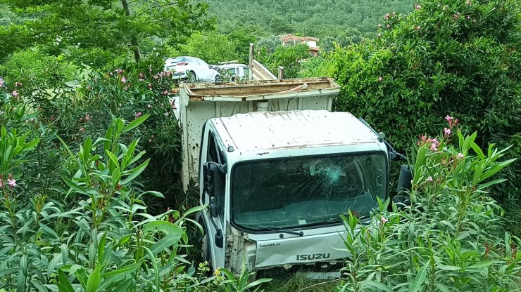 Adana'da kamyonla çarpışan otomobilin sürücüsü yaralandı