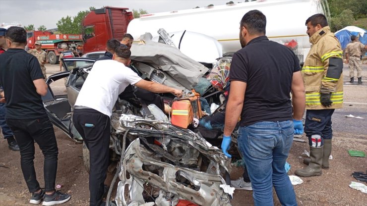 Adıyaman'da tırla çarpışan otomobildeki 2 kişi öldü, 3 kişi yaralandı