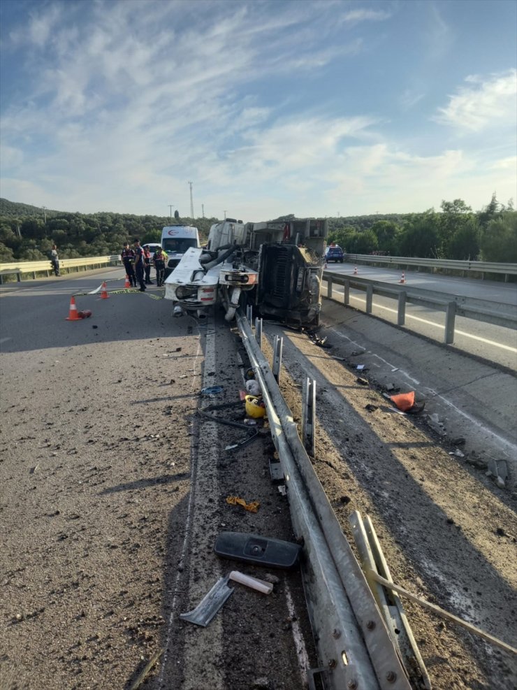 Balıkesir'de devrilen beton mikserinin sürücüsü hayatını kaybetti