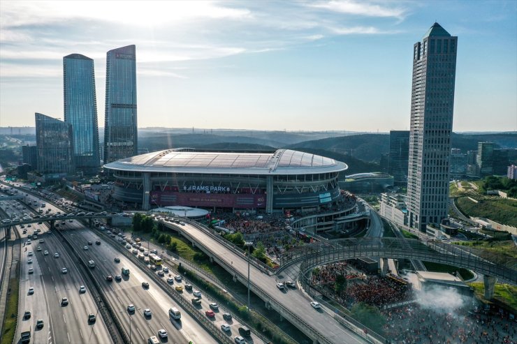 Galatasaraylı oyuncular, şampiyonluk kutlamaları için RAMS Park'a hareket etti