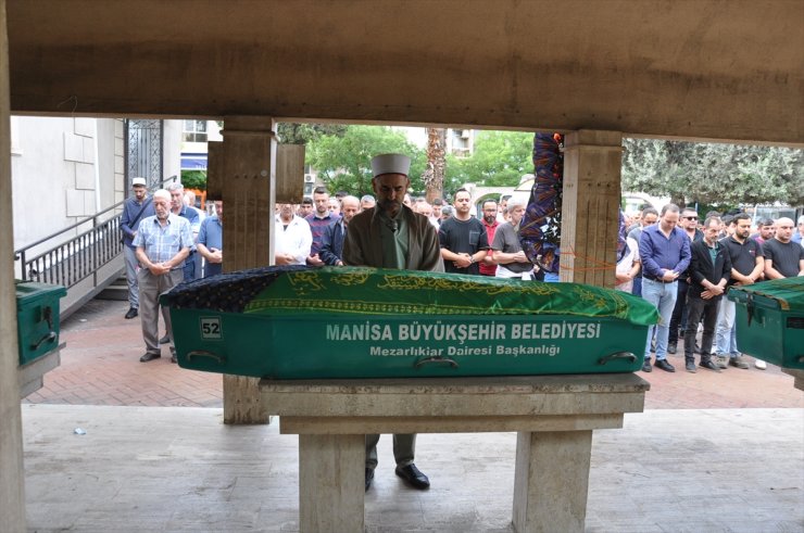 Manisa'da bıçakla öldürülen 3 kişinin cenazesi toprağa verildi