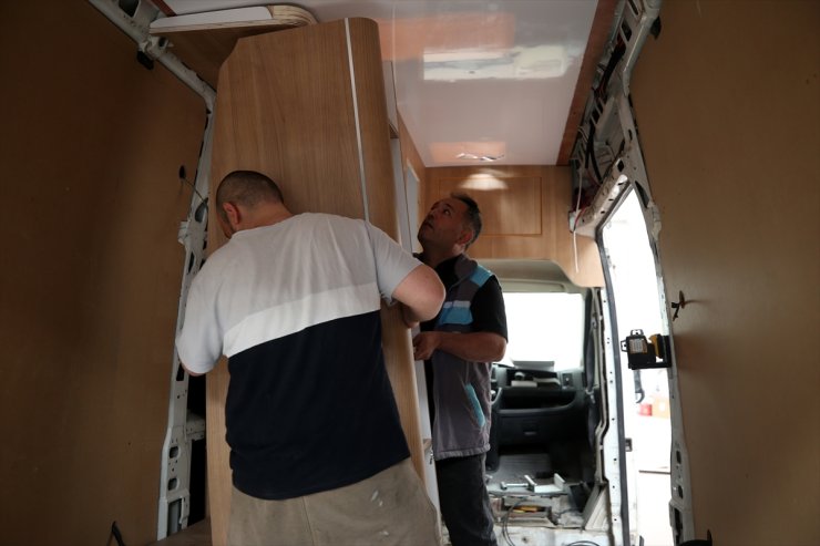 Mobilyacı Mesut usta minibüsleri karavana dönüştürüyor
