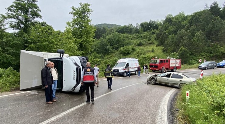 Sinop'ta kamyonetle otomobilin çarpıştığı kazada 4 kişi yaralandı