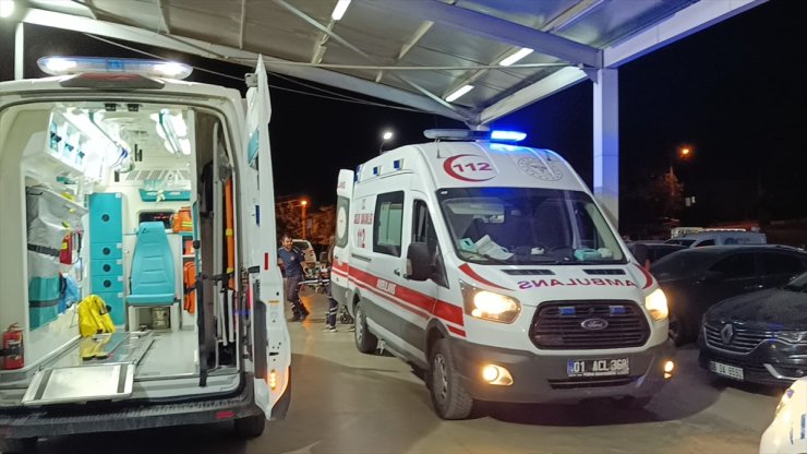 Adana'da devrilen otomobildeki 5 kişi yaralandı